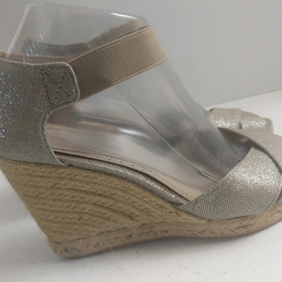 Adrienne Vittadini Gold Metallic Wedge 4" Heel Chris's Cross ShoeJute Heel 7.5 - Picture 7 of 14